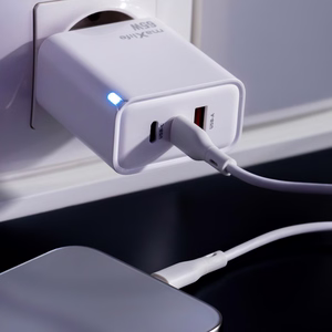 Maxlife MXTC-09-65ACC GaN PD QC lādētājs 2x USB-C 1x USB 65W balts