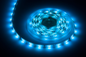 Apgaismojuma komplekts ar 5050 SMD LED lenti (150 LED), barošanas bloku un krāsu kontrolieri