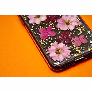 Puro Glam Hippie Chic vāciņš ierīcei iPhone XR, ar īstām zaļām ziedlapiņām