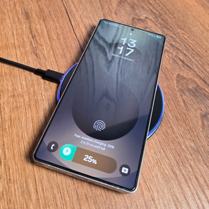 Blavec indukcijas lādētājs BQI-07 Qi 15W UniCharge (BQI07-QIB) melns stikls