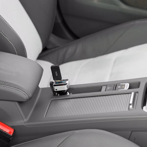 Automašīnas FM transmiters ar Bluetooth funkciju (2× USB)