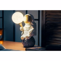 Mēness galda lampa ASTRONAUTS sēdošs Art Deco (modelis 4) AMTL