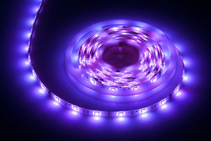 Apgaismojuma komplekts ar 5050 SMD LED lenti (150 LED), barošanas bloku un krāsu kontrolieri