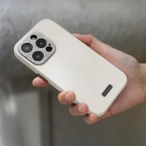 Moshi Napa MagSafe augstākās kvalitātes vegānās ādas vāciņš ierīcei iPhone 15, “Eggnog White” krāsā