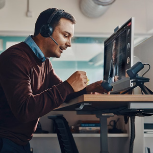 HP Poly Voyager Focus 2-M USB-C-C austiņas USB-C/A adapteris uzlādes statīvs