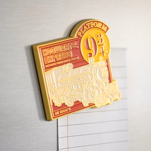 Harry Potter Platform 9 3/4 ledusskapja magnēts, 7 × 7 cm