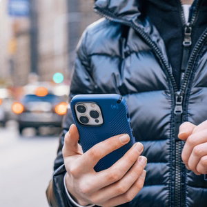 Speck Presidio2 Grip vāciņš ierīcei iPhone 15 Plus / 14 Plus, ar neslīdošu satvērienu, “Coastal Blue / Black / White” krāsu kombinācija