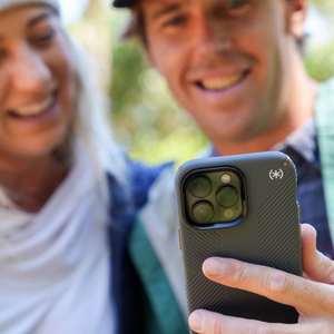 Speck Presidio2 Grip vāciņš ierīcei iPhone 15 Plus / 14 Plus, ar neslīdošu satvērienu, “Charcoal / Cool Bronze / Slate” krāsu kombinācija