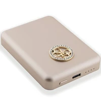 Guess Magnētiskā 4G Strassed Metāla Logotips indukcijas portatīvais lādētājs 15W 5000mAh - zelta