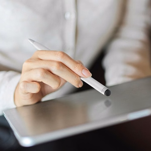 2-in-1 irbulis kapacitatīvajiem skārienekrāniem un lodīšu pildspalva – sudraba