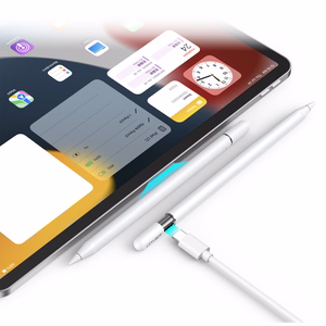 Acefast V3 kapacitīvais stiluss iPad ar bezvadu uzlādi un 2 maināmiem uzgaļiem - balts