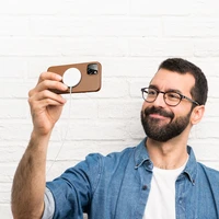 Dux Ducis Grit ādas apvalks iPhone 14 Plus Elegants mākslīgās ādas apvalks (MagSafe saderīgs) Brūns