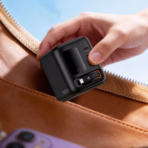 Acefast Z10 GaN 100 W 3 × USB galda lādētājs ar izvelkamu USB-C kabeli un TFT displeju, melns
