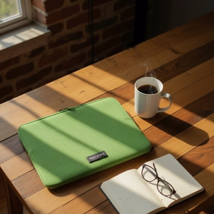 Tucano Colore2 neoprēna klēpjdatora apvalks 13 collu MacBook Air (M5/M4/M3/M2/M1, 2026–2018), 13 collu MacBook Pro un 12 collu klēpjdatoriem, zaļš