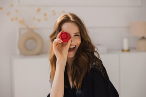 Beautifly Rose Glow Pleaser Self Love masāžas ierīce, sarkana