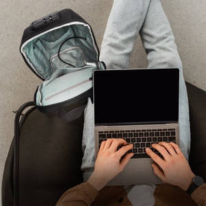 Wozinsky Premium vienpleca pilsētas mugursoma ar pretzagļu aizsardzību, organizatoru un USB - melna