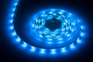 Apgaismojuma komplekts ar 5050 SMD LED lenti (150 LED), barošanas bloku un krāsu kontrolieri