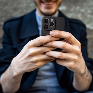 Silikona Mag Cover maciņš modelim iPhone 17 Pro / 18 Pro, saderīgs ar MagSafe ar lielu kameras izgriezumu – melns