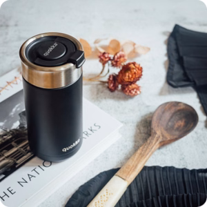 Quokka Boost Coffee Tumbler nerūsējošā tērauda termokrūze ar sietiņu, 400 ml, Oglekļa melna