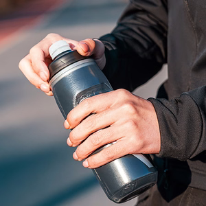 Rockbros 620 ml termopudele velosipēdam, bez BPA, melna ar krāsu pāreju