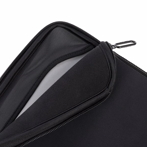 Melns Tucano Elements 2 4 mm neoprēna apvalks MacBook Air 13 collu (2018–2024), MacBook Pro 13 collu (2016–2022) un 12 collu klēpjdatoriem