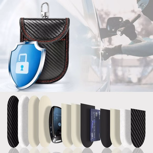Tech-Protect KLR100 auto atslēgas maciņš ar RFID aizsardzību un karšu nodalījumiem – melns ar sarkanu krāsu
