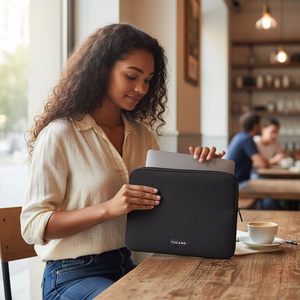 Tucano Colore2 neoprēna klēpjdatora apvalks 13 collu MacBook Air (M5/M4/M3/M2/M1, 2026–2018), 13 collu MacBook Pro un 12 collu klēpjdatoriem, melns