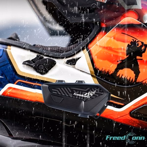 FreedConn F1 Plus V2 EU BT 5.4+EDR motocikla interkomss, darbības rādiuss līdz 500 m, RUNĀ POLISKI