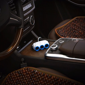 Auto kontaktligzdas sadalītājs Hoco C1 ar 2 USB pieslēgvietām un 3x3 (3,1 A) kontaktdakšu