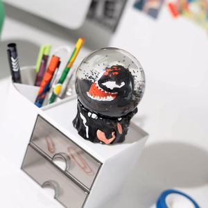 Spider-Man & Venom stikla sniega globuss dāvanu kastē