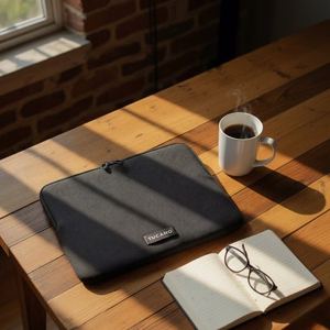 Tucano Colore2 neoprēna klēpjdatora apvalks 13 collu MacBook Air (M5/M4/M3/M2/M1, 2026–2018), 13 collu MacBook Pro un 12 collu klēpjdatoriem, melns