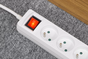 Rebel pagarinātājs, 3 kontaktligzdas + 2 USB ligzdas, ar slēdzi, 5 m