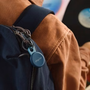 Chipolo LOOP – uzlādējams Bluetooth izsekošanas ierīce ar silikona cilpu iOS un Android ierīcēm, tumši zils