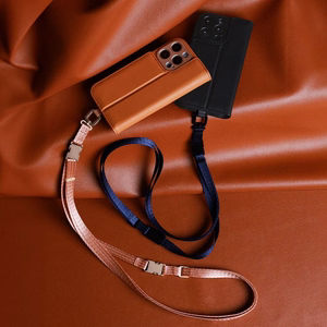Moshi Overture MagSafe vāciņš ierīcei iPhone 16 Pro, ar noņemamu vegāniskās ādas maku, “Caramel Brown” krāsā
