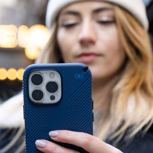 Speck Presidio2 Grip vāciņš ierīcei iPhone 15 Plus / 14 Plus, ar neslīdošu satvērienu, “Coastal Blue / Black / White” krāsu kombinācija