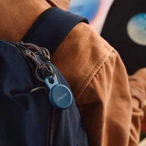 Chipolo LOOP – uzlādējams Bluetooth izsekošanas ierīce ar silikona cilpu iOS un Android ierīcēm, tumši zils