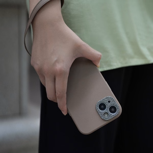 Moshi Napa MagSafe augstākās kvalitātes vegānās ādas vāciņš ierīcei iPhone 15, “Woodsmoke Brown” krāsā