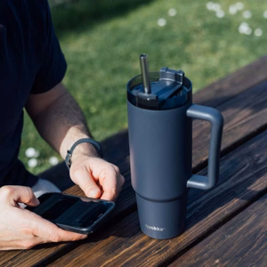 Quokka Stream nerūsējošā tērauda termokrūze ar salmiņu, 950 ml, Grafīta