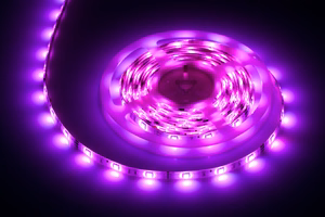 Apgaismojuma komplekts ar 5050 SMD LED lenti (150 LED), barošanas bloku un krāsu kontrolieri