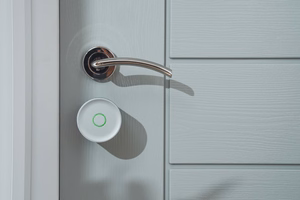 Yale Linus Smart Lock L2 Lite - viedā durvju slēdzene sudrabs