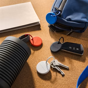 Chipolo POP – Bluetooth izsekošanas ierīce ar nomaināmu bateriju iOS un Android ierīcēm, 4 gab. – melna, balta, sarkana, zila