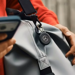 Chipolo LOOP Mercedes – uzlādējams Bluetooth izsekošanas ierīce ar silikona cilpu iOS un Android ierīcēm, melna
