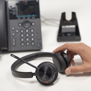 Poly Voyager 4320-M + USB-A uz USB-C kabelis + BT700 atslēga