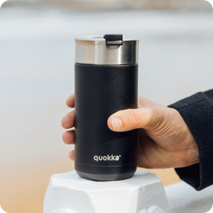 Quokka Boost Coffee Tumbler nerūsējošā tērauda termokrūze ar sietiņu, 400 ml, Oglekļa melna