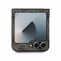 Guess Ādas 4G Metāla Logotips Viedtālruņa apvalks Samsung Galaxy Z Flip 6 - Brūna