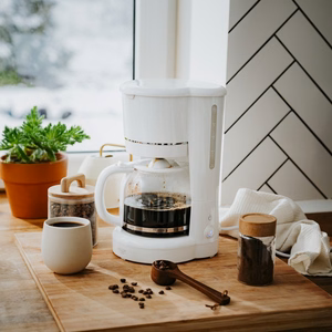 Adler AD 4383w pilienu kafijas automāts maltai kafijai, 1,5 l, balts