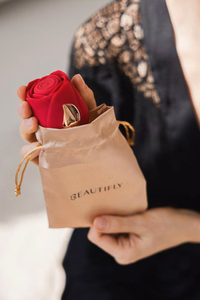 Beautifly Rose Glow Pleaser Self Love masāžas ierīce, sarkana