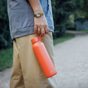 Quokka Solid With Strap nerūsējošā tērauda termopudele ar siksniņu, 630 ml, Oranža