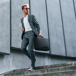 Wozinsky Premium 15,6'' klēpjdatora mugursoma / soma ar siksnu - melna