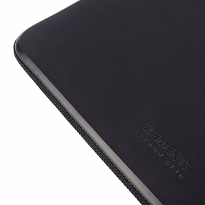 Melns Tucano Elements 2 4 mm neoprēna apvalks MacBook Air 13 collu (2018–2024), MacBook Pro 13 collu (2016–2022) un 12 collu klēpjdatoriem